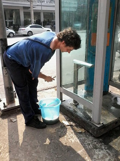 กระหน่ำแชร์ หนุ่มเยอรมันรักเมืองไทย ตระเวนทำความสะอาดทั่วเมืองอุดรฯ