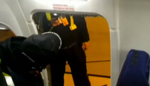 พี่จีนเอาอีกแล้ว ฉุนเครื่องดีเลย์ 7 ชั่วโมง เปิดประตูฉุกเฉินก่อนเครื่องบินขึ้นฟ้า 