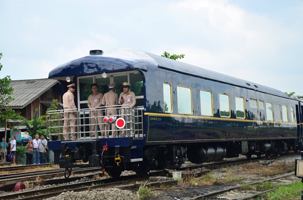 พระเทพเสด็จรถไฟ