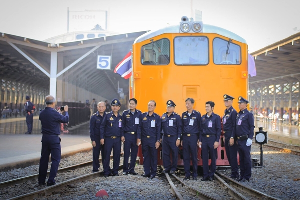 พระเทพเสด็จรถไฟ