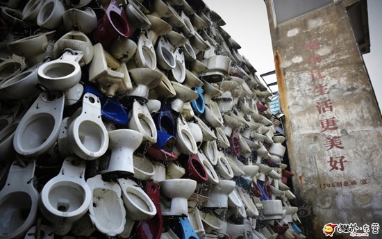 จีนผุดไอเดียสร้างศิลปะน้ำตกโถส้วม (ใช้แล้ว)