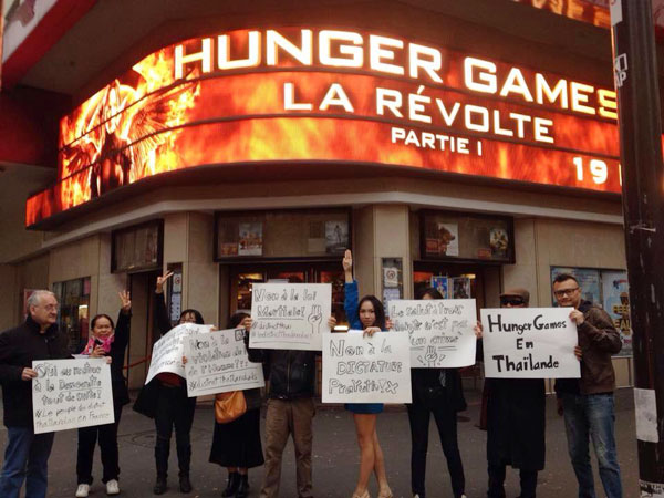 อั้ม เนโกะ ชู 3 นิ้ว ประท้วงหน้าโรงหนัง Hunger Games ฝรั่งเศส 