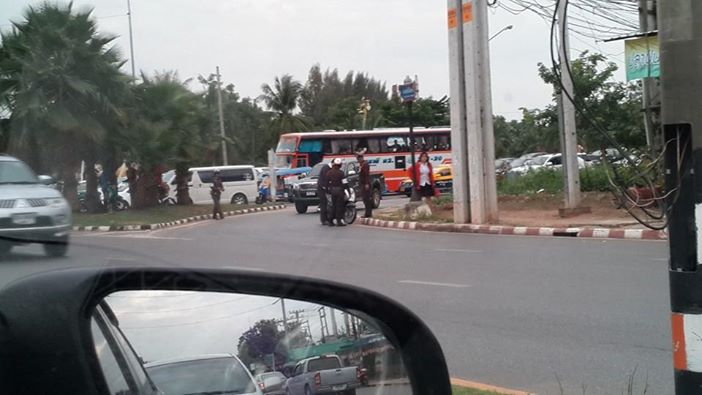 ตำรวจดักจับตรงหัวมุม กระชากมอเตอร์ไซค์ล้ม