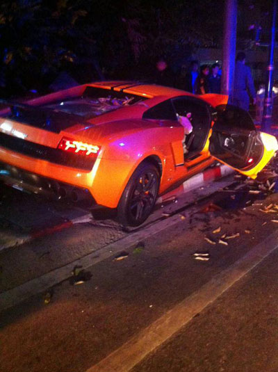 แลมโบกินี่พุ่งชนตู้สัญญาณจราจร แยกสาทร-สุรศักดิ์