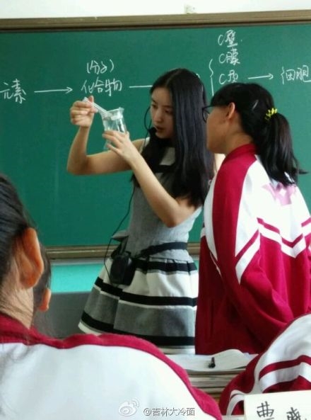 เติ้งย้วนย้วน (Deng Yuanyuan) ครูสอนชีวะแสนสวย