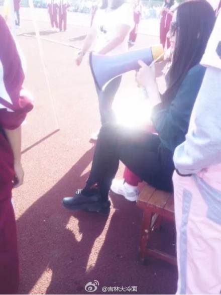 เติ้งย้วนย้วน (Deng Yuanyuan) ครูสอนชีวะแสนสวย