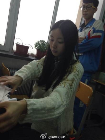 เติ้งย้วนย้วน (Deng Yuanyuan) ครูสอนชีวะแสนสวย