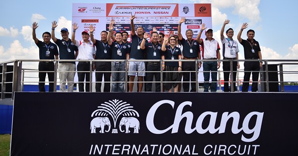 เนวิน ชิดชอบ เปิดสนามแข่งรถ F1 ฉลองวันเกิด 56 ปี  