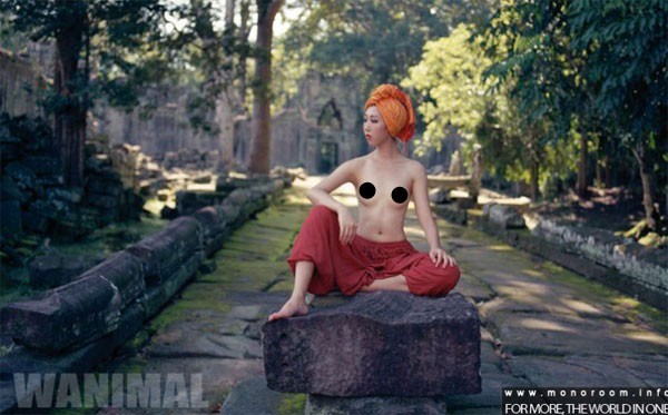 หญิงสาวเปลือยท่อนบนในปราสาทเขมร