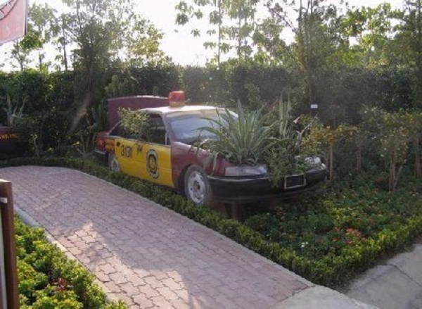 จวกยับ รถหลวงจอดทิ้ง-ใช้เป็นกระถางปลูกต้นไม้