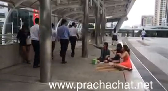 ชิลสุด ๆ 3 สาวออฟฟิศ ปูเสื่อกินข้าวกลางสะพานเชื่อมสาทร