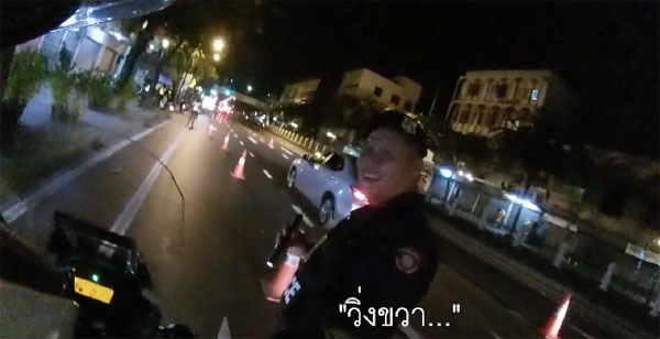 คลิปหนุ่มขี่บิ๊กไบค์เป็นงง วิ่งซ้ายแท้ ๆ แต่ตำรวจเรียกจับ