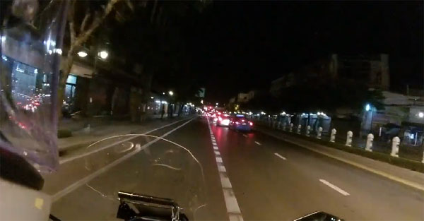 คลิปหนุ่มขี่บิ๊กไบค์เป็นงง วิ่งซ้ายแท้ ๆ แต่ตำรวจเรียกจับ