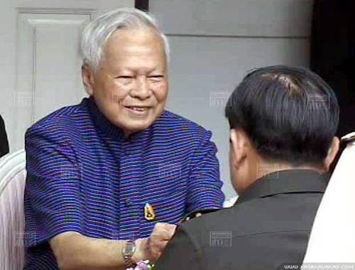 ป๋าเปรม เปิดบ้านให้เหล่าทัพรดน้ำขอพร