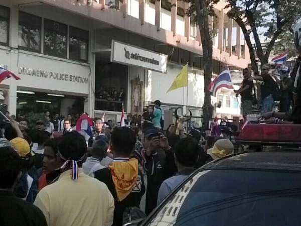 เสียงปืนดัง 3 ครั้ง หลัง สน.ดินแดง ขณะ กปปส. ปิดล้อม