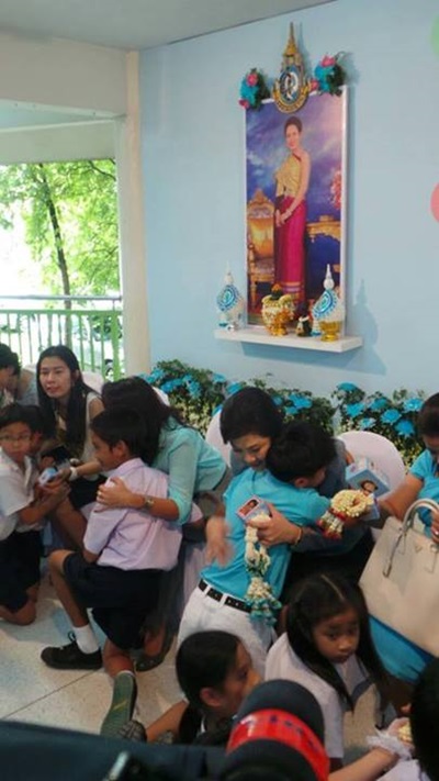 ยิ่งลักษณ์ ชินวัตร ร่วมงานวันแม่ ที่โรงเรียนน้องไปป์