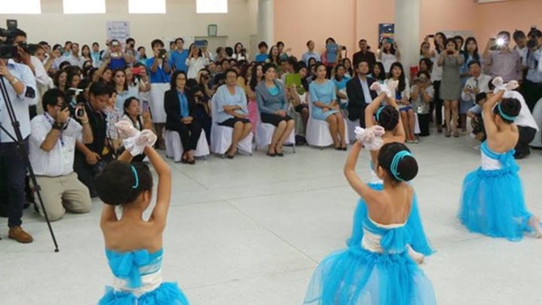 ยิ่งลักษณ์ ชินวัตร ร่วมงานวันแม่ ที่โรงเรียนน้องไปป์