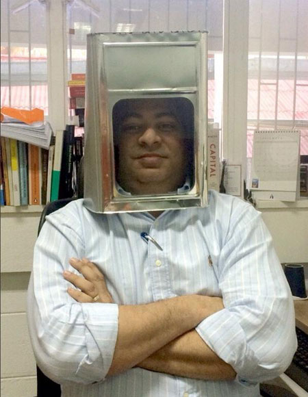 อ.วิโรจน์ มธ. เอาปี๊บคลุมหัว เรียกร้องเสรีภาพทางวิชาการ