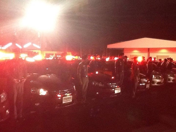 ม็อบฮือล้อมรถตำรวจ-ปิดถนนพระราม 6 หลังลือตำรวจจ่อบุกคลัง