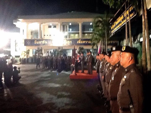 ม็อบฮือล้อมรถตำรวจ-ปิดถนนพระราม 6 หลังลือตำรวจจ่อบุกคลัง