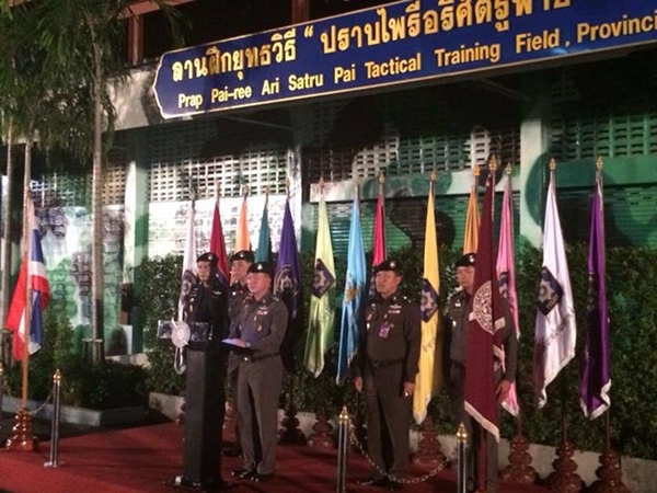 ม็อบฮือล้อมรถตำรวจ-ปิดถนนพระราม 6 หลังลือตำรวจจ่อบุกคลัง