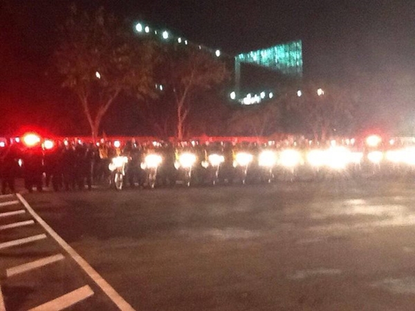 ม็อบฮือล้อมรถตำรวจ-ปิดถนนพระราม 6 หลังลือตำรวจจ่อบุกคลัง