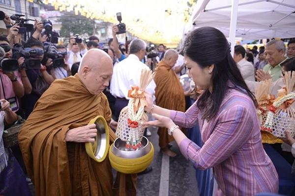ยิ่งลักษณ์ ร่วมใส่บาตรวันคล้ายวันประสูติ 100 ชันษาพระสังฆราช