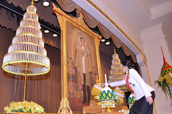 ยิ่งลักษณ์ ชินวัตร นำ ครม. จัดงานสันนิบาตเฉลิมพระเกียรติ