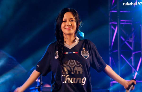 อาโออิ ร้องเพลง