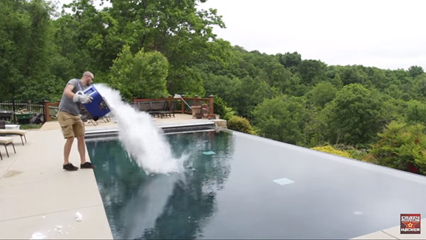 ทดลองเทน้ำแข็งแห้งลงน้ำ