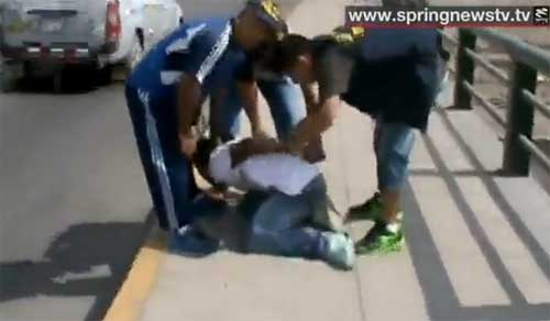 ตำรวจเปรูรวบแก๊งโจ๋ ปล้นรถติดไฟแดงกลางวันแสก ๆ 