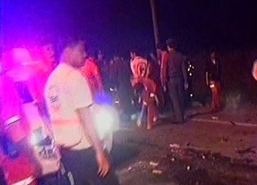 รถตู้ซิ่งไปทำบุญศรีสะเกษพุ่งชน 10 ล้อ ถ.สีคิ้ว ดับ 6 เจ็บ 4