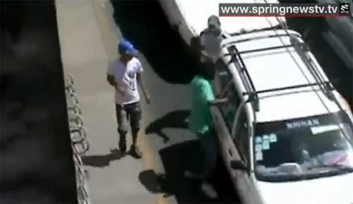 ตำรวจเปรูรวบแก๊งโจ๋ ปล้นรถติดไฟแดงกลางวันแสก ๆ 