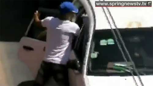 ตำรวจเปรูรวบแก๊งโจ๋ ปล้นรถติดไฟแดงกลางวันแสก ๆ 