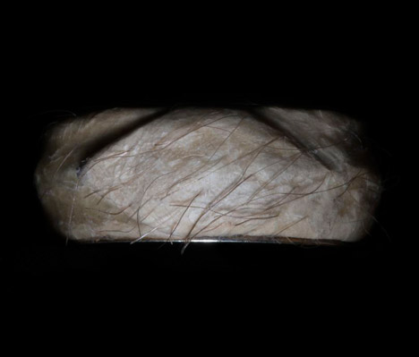 ดีไซเนอร์ไอเดียพิลึก เอาหนังท้องตัวเองมาทำแหวน