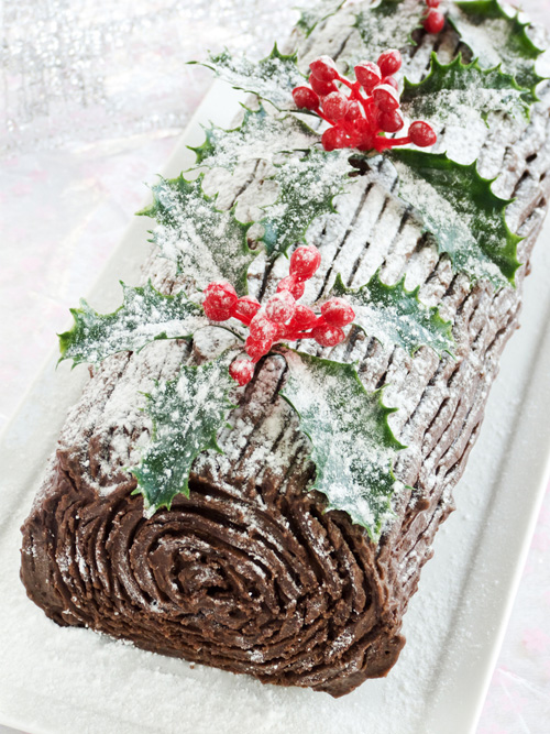 เค้กรูปขอนไม้ ชื่อ Buche de Noel หรือ Yule Log ทำจากแผ่นสปันจ์เค้กที่ม้วนจนกลม ตกแต่งด้วยครีมสีน้ำตาลเป็นเปลือกไม้ ไอซิ่งแทนหิมะ เมอร์แรงแทนเห็ด เสริมความสมจริงปิดท้ายด้วย ผลราสเบอรี่และลูกสน