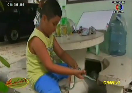 พบเด็ก 7 ขวบ ชำนาญเรื่องงู แยกได้ว่าตัวไหนมีพิษ-ไม่มีพิษ