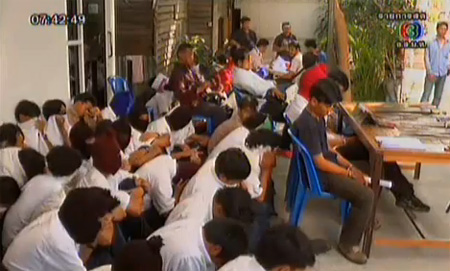  รวบ 53 นักเรียน ช่างอต-เทคโนฯ บางกะปิ พกอาวุธพร้อมลุย