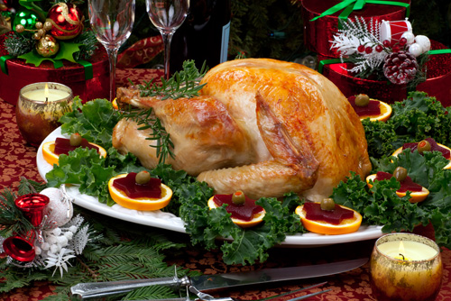 พระเอกของอาหารคริสต์มาสต้องยกให้ไก่งวงยัดไส้เครื่องเทศหลากชนิด ปรุงด้วยวิธีการอบหรือย่างก็ได้ เสิร์ฟเคียงด้วยมันฝรั่งบดหรือเผาและผักต่าง ๆ