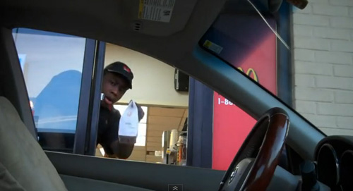 สุดฮา! คลิปแกล้งพนักงานไดรฟ์ทรู ช็อกรถไร้คนขับสั่งอาหารได้