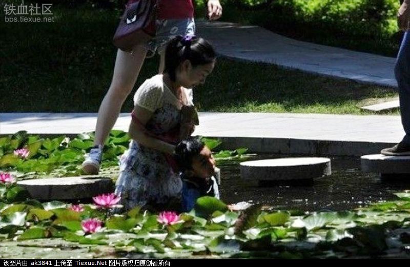 สาวจีนช่วยชีวิตเด็ก