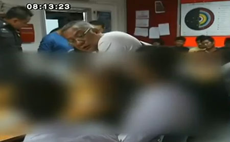 พ่อยกพวกนับสิบ รุมสกรัมคู่อริลูกหน้าเสาธง