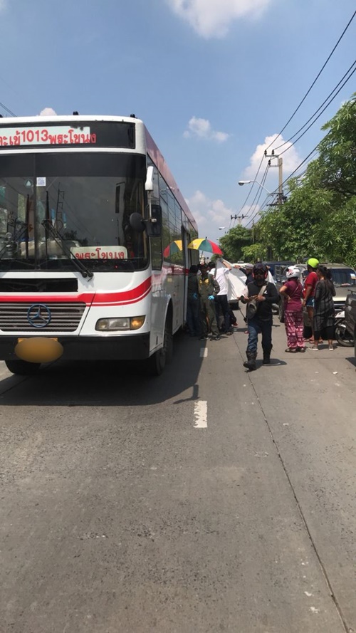 หญิงถูกรถเมล์ทับขาขาด