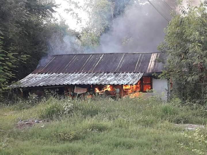 เผาบ้านตัวเอง