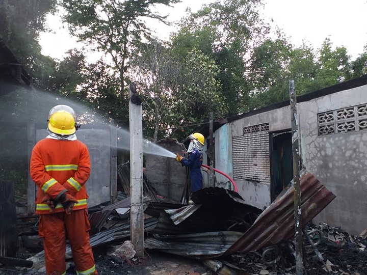 เผาบ้านตัวเอง