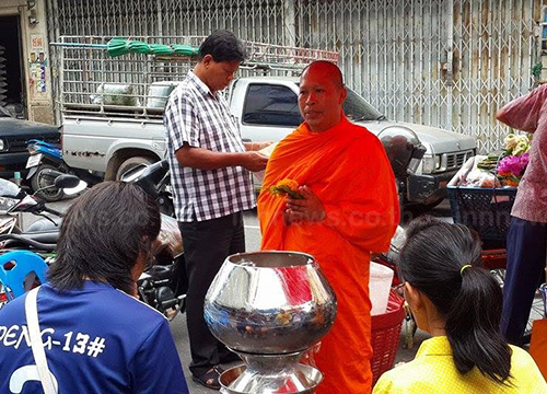 ฮือฮา ! พระสงฆ์นำบาตรยักษ์ออกรับบิณฑบาตร 