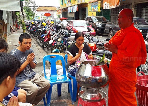 ฮือฮา ! พระสงฆ์นำบาตรยักษ์ออกรับบิณฑบาตร 