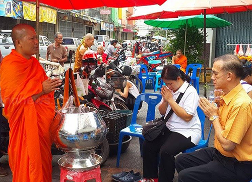 ฮือฮา ! พระสงฆ์นำบาตรยักษ์ออกรับบิณฑบาตร 