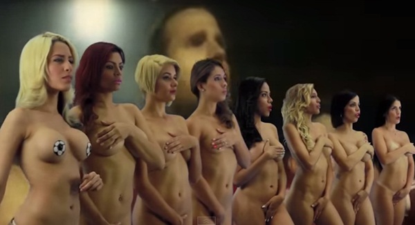 วะวะว้าว สาวเวเนฯ แท็กทีมแก้ผ้า ให้กำลังใจนักเตะสู้ศึกโคปา อเมริกา