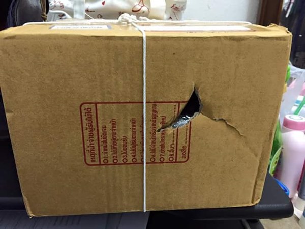 ไปรษณีย์แทงกล่องพัสดุทะลุ